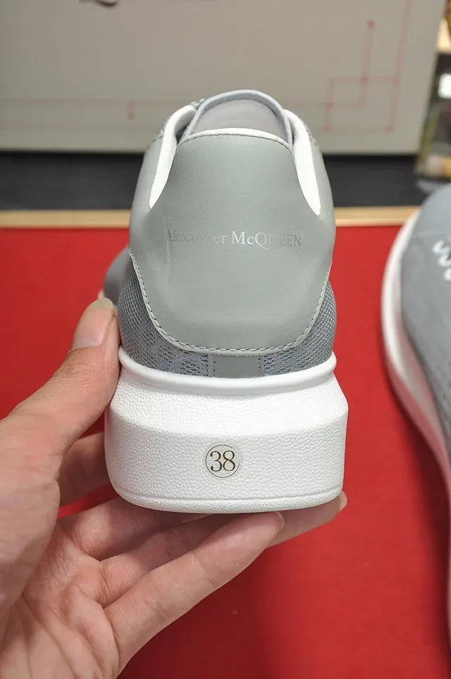 Alexander McQueen oversized sneaker, ধূসর ও সাদা, টেক্সচারড টেক্সটাইল উপরের অংশ, মোটা প্ল্যাটফর্ম সোল, লাইফস্টাইল স্নিকার 2