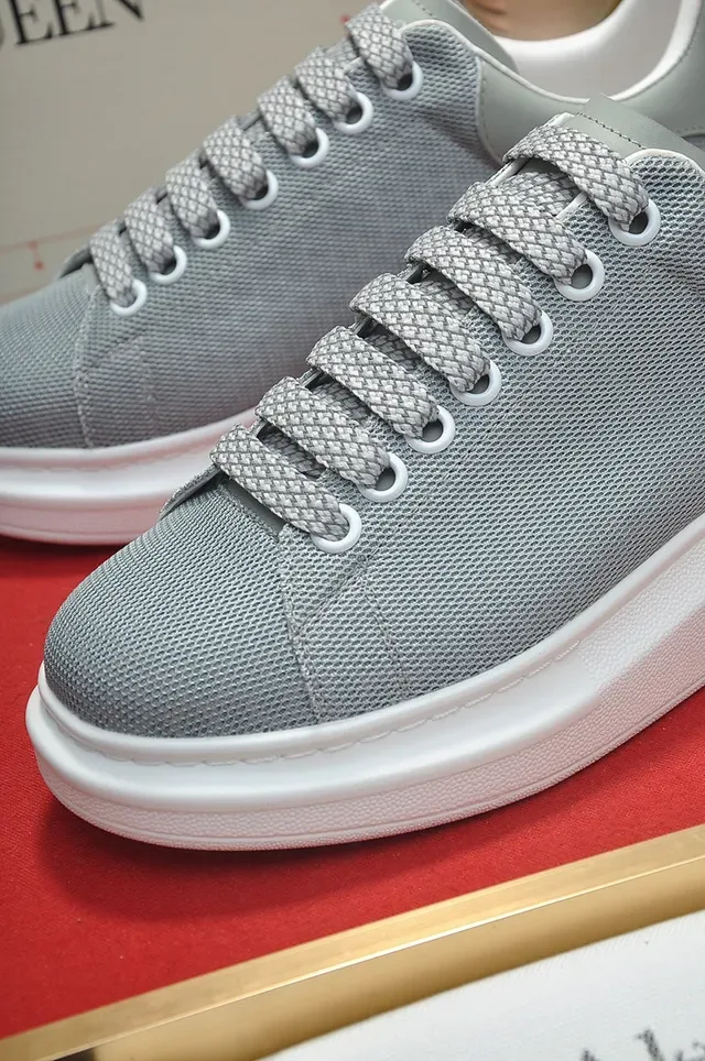 Alexander McQueen oversized sneaker, ধূসর ও সাদা, টেক্সচারড টেক্সটাইল উপরের অংশ, মোটা প্ল্যাটফর্ম সোল, লাইফস্টাইল স্নিকার 3