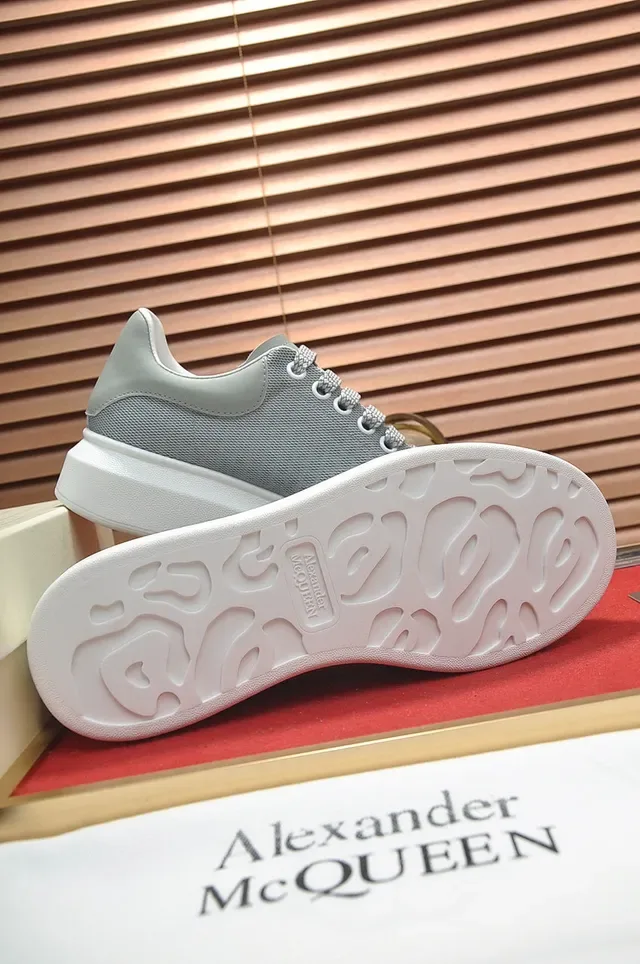 Alexander McQueen oversized sneaker, ধূসর ও সাদা, টেক্সচারড টেক্সটাইল উপরের অংশ, মোটা প্ল্যাটফর্ম সোল, লাইফস্টাইল স্নিকার 4