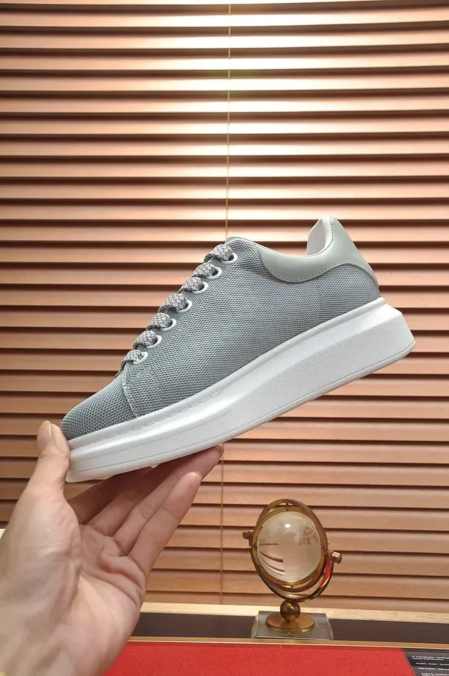 Alexander McQueen oversized sneaker, ধূসর ও সাদা, টেক্সচারড টেক্সটাইল উপরের অংশ, মোটা প্ল্যাটফর্ম সোল, লাইফস্টাইল স্নিকার 5