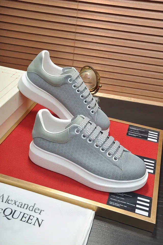 Alexander McQueen oversized sneaker, ধূসর ও সাদা, টেক্সচারড টেক্সটাইল উপরের অংশ, মোটা প্ল্যাটফর্ম সোল, লাইফস্টাইল স্নিকার 6