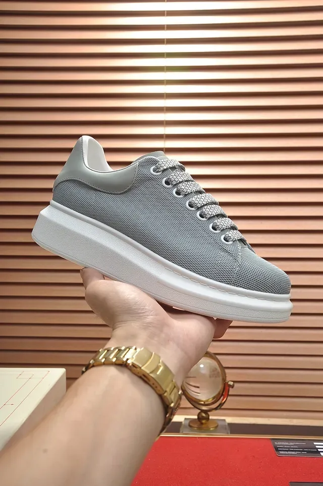 Alexander McQueen oversized sneaker, ধূসর ও সাদা, টেক্সচারড টেক্সটাইল উপরের অংশ, মোটা প্ল্যাটফর্ম সোল, লাইফস্টাইল স্নিকার 7