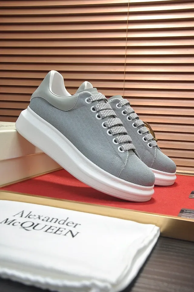 Alexander McQueen oversized sneaker, ধূসর ও সাদা, টেক্সচারড টেক্সটাইল উপরের অংশ, মোটা প্ল্যাটফর্ম সোল, লাইফস্টাইল স্নিকার 8