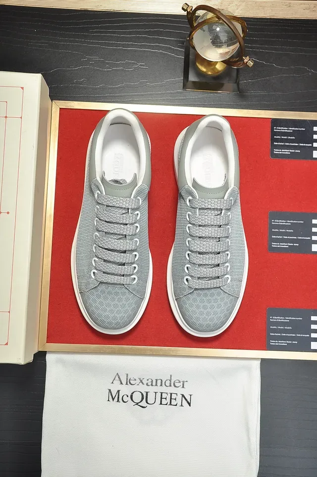 Alexander McQueen oversized sneaker, ধূসর ও সাদা, টেক্সচারড টেক্সটাইল উপরের অংশ, মোটা প্ল্যাটফর্ম সোল, লাইফস্টাইল স্নিকার 9