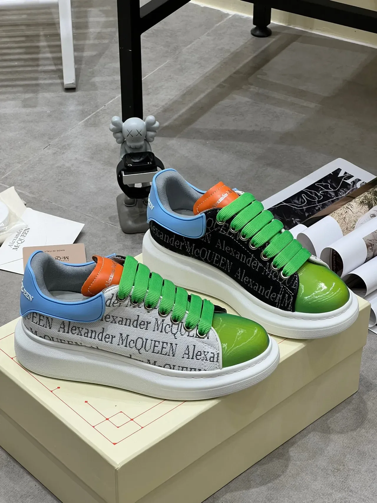 Alexander McQueen حذاء رياضي Oversized أخضر أسود أزرق طباعة الشعار للأسلوب الحياتي 5