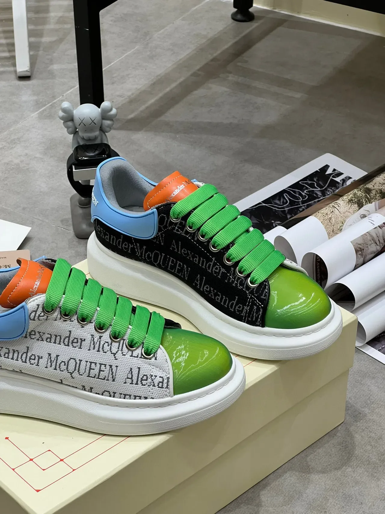 Alexander McQueen حذاء رياضي Oversized أخضر أسود أزرق طباعة الشعار للأسلوب الحياتي 6