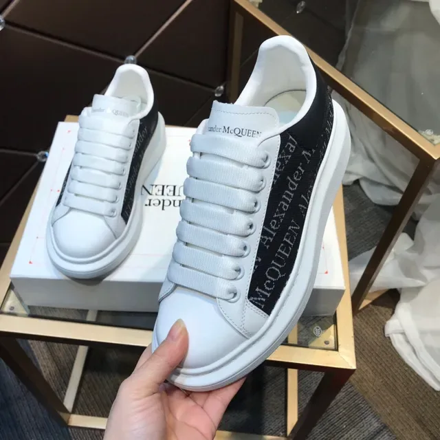 Alexander McQueen Oversized Blanc et Noir Lifestyle Sneakers 2