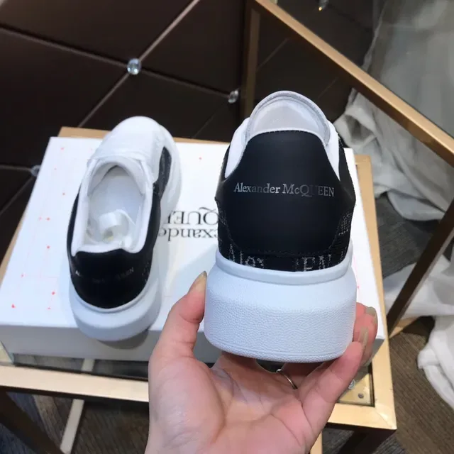 Alexander McQueen Oversized Blanc et Noir Lifestyle Sneakers 5
