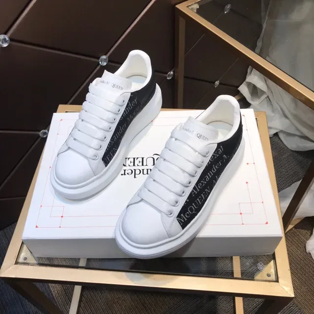 Alexander McQueen Oversized Blanc et Noir Lifestyle Sneakers 7