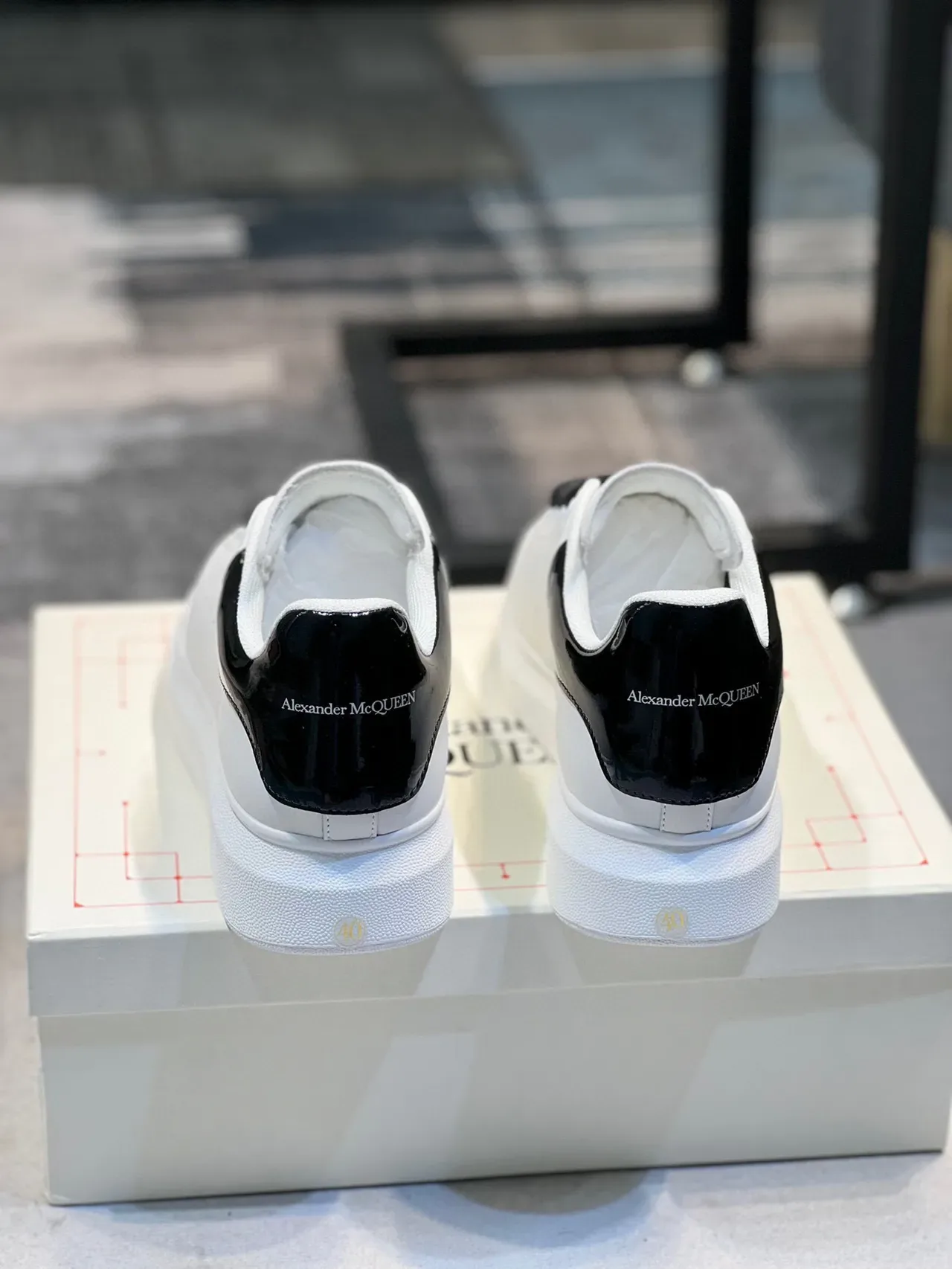 Alexander McQueen ওভারসাইজড সাদা ও কালো লাইফস্টাইল স্নিকার 2