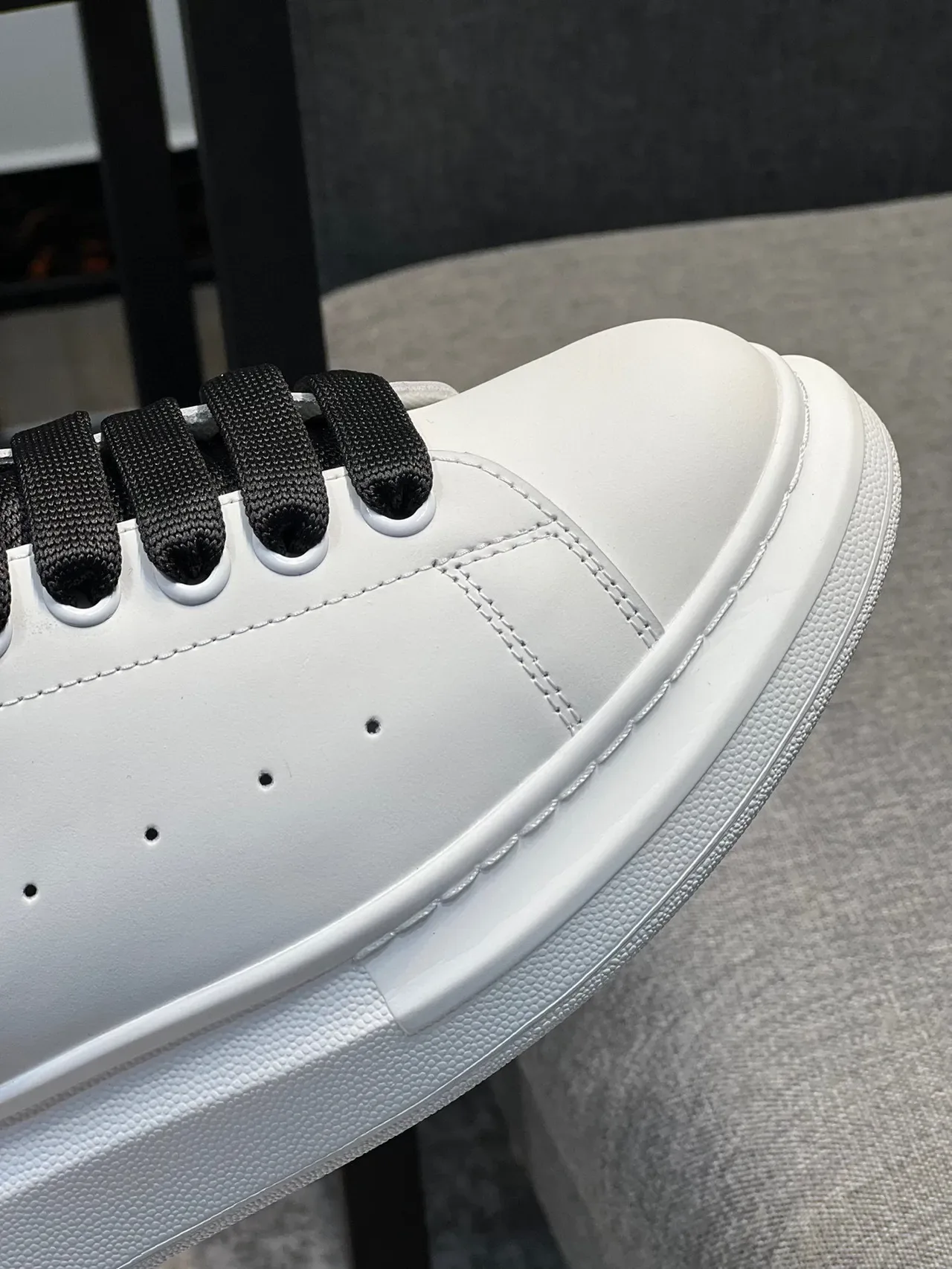 Alexander McQueen ওভারসাইজড সাদা ও কালো লাইফস্টাইল স্নিকার 3