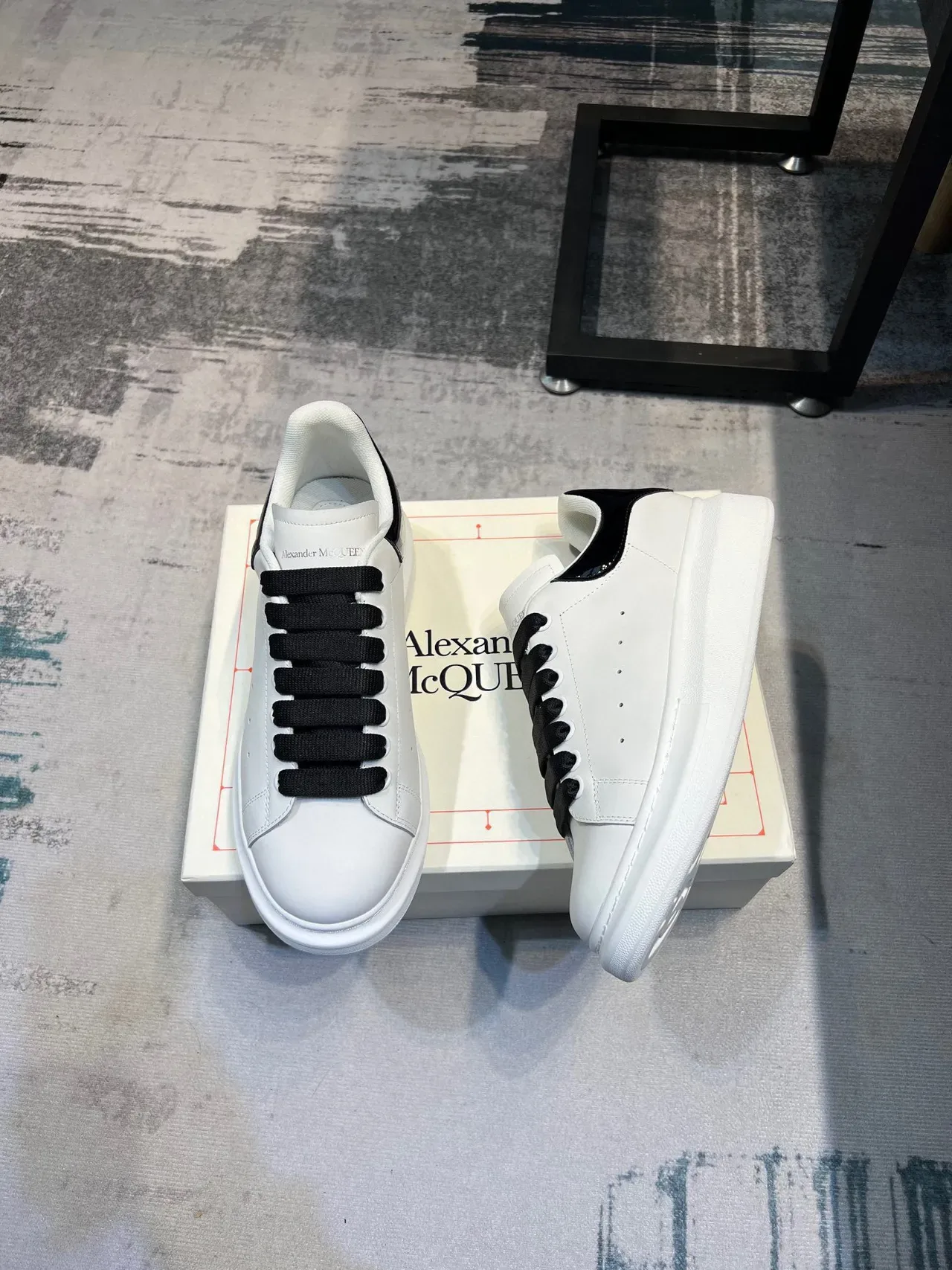 Alexander McQueen ওভারসাইজড সাদা ও কালো লাইফস্টাইল স্নিকার 4