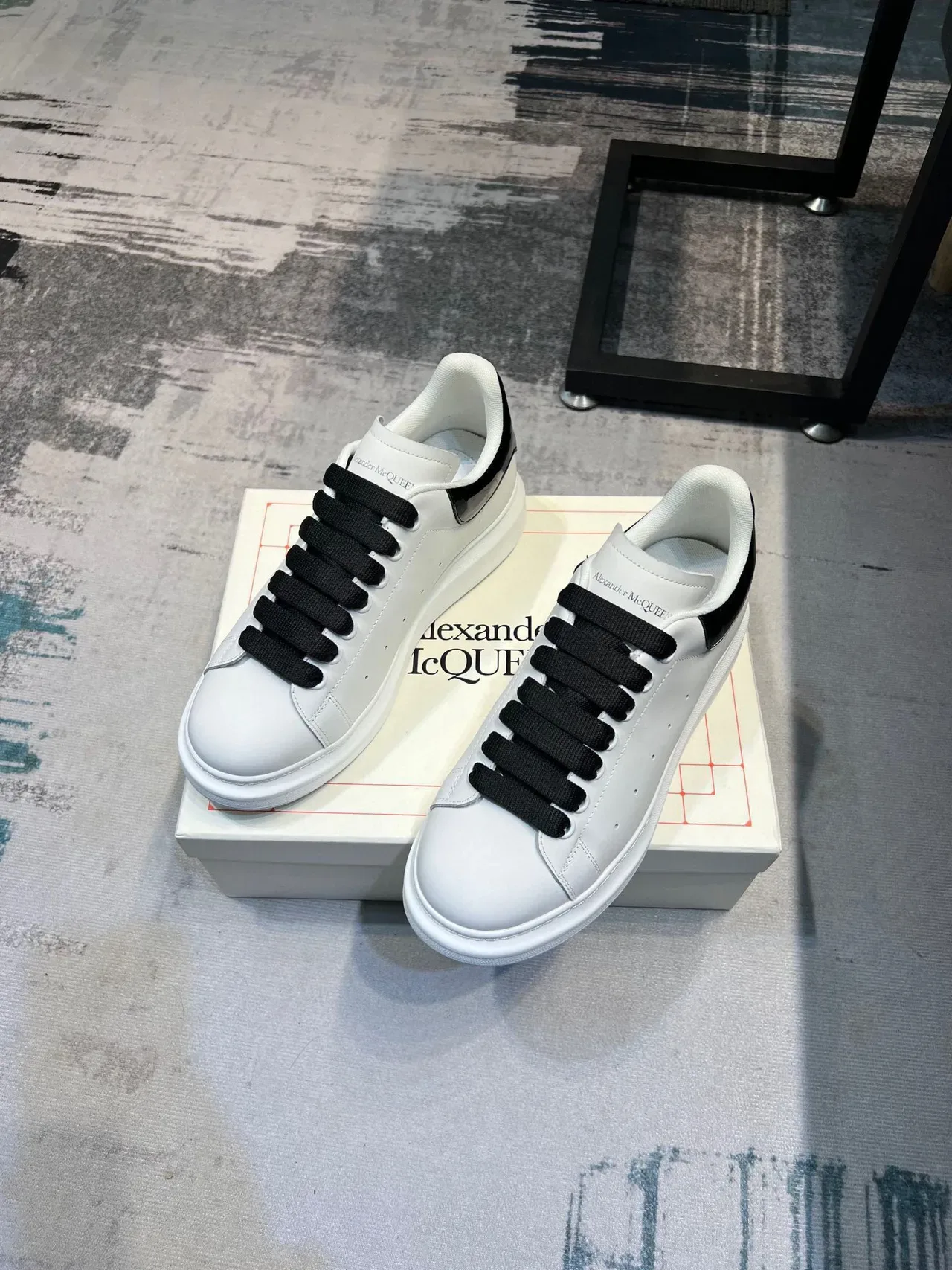 Alexander McQueen ওভারসাইজড সাদা ও কালো লাইফস্টাইল স্নিকার 5