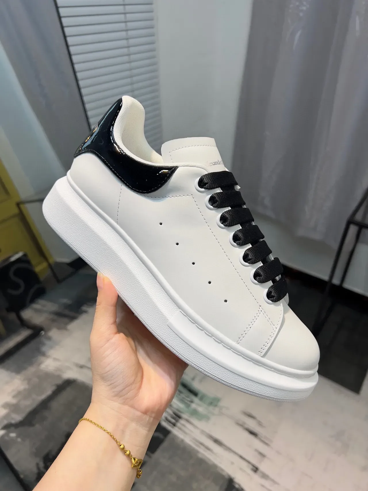 Alexander McQueen ওভারসাইজড সাদা ও কালো লাইফস্টাইল স্নিকার 6