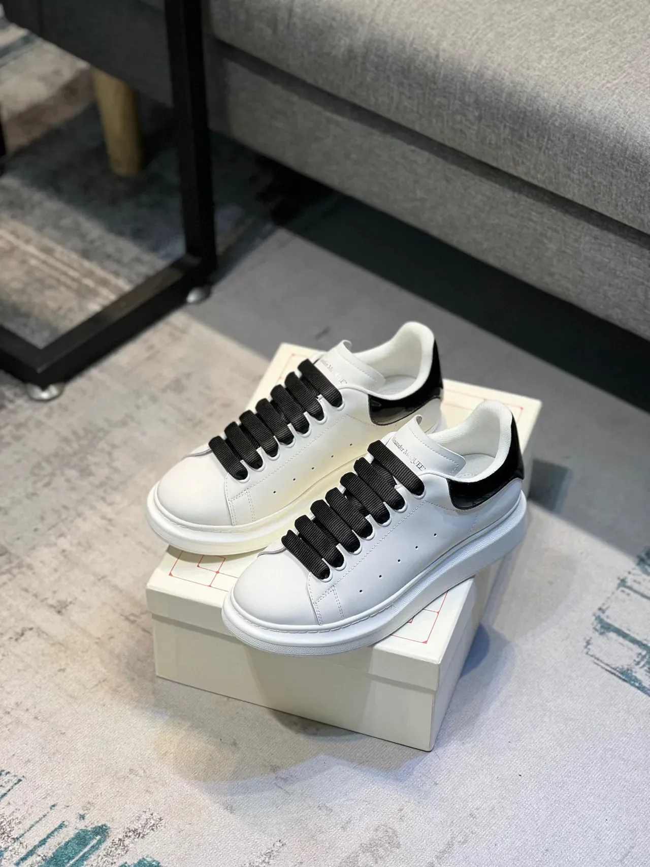 Alexander McQueen ওভারসাইজড সাদা ও কালো লাইফস্টাইল স্নিকার 7