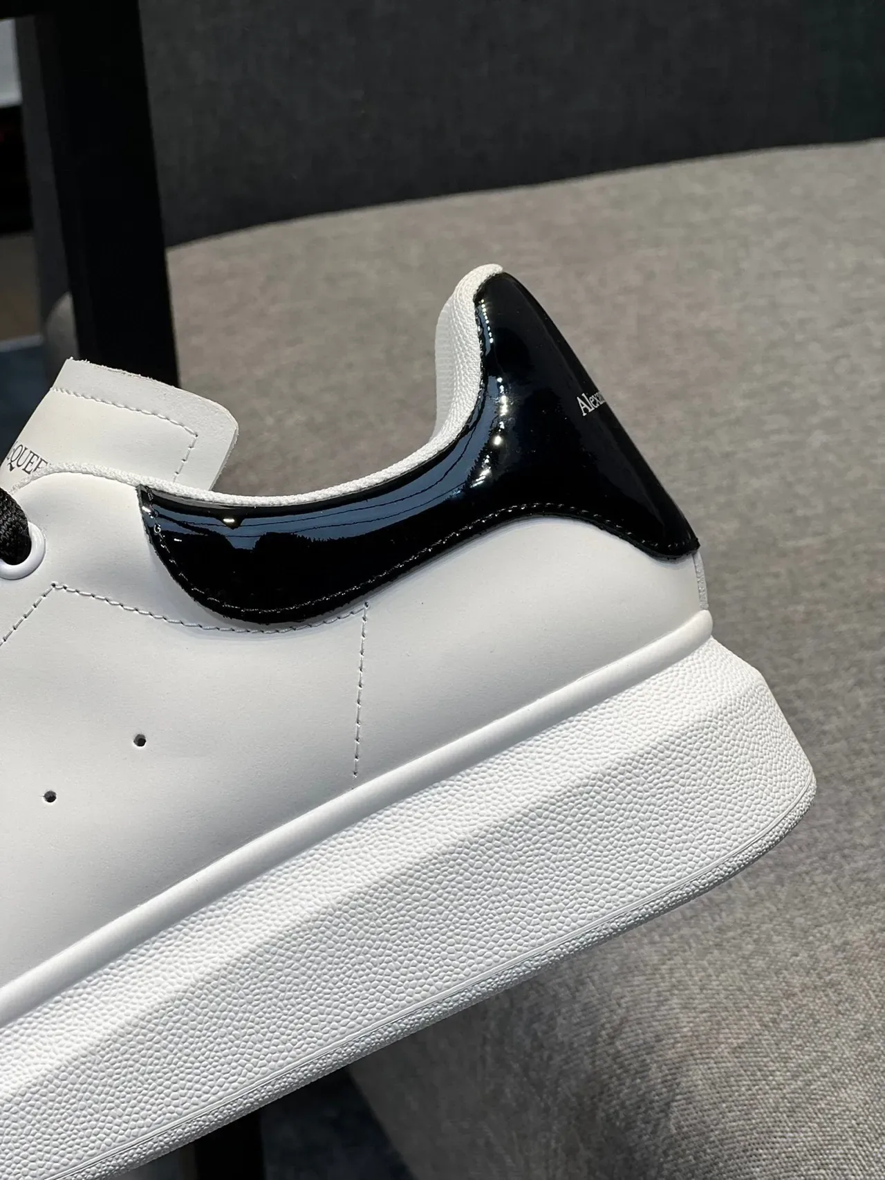 Alexander McQueen ওভারসাইজড সাদা ও কালো লাইফস্টাইল স্নিকার 8