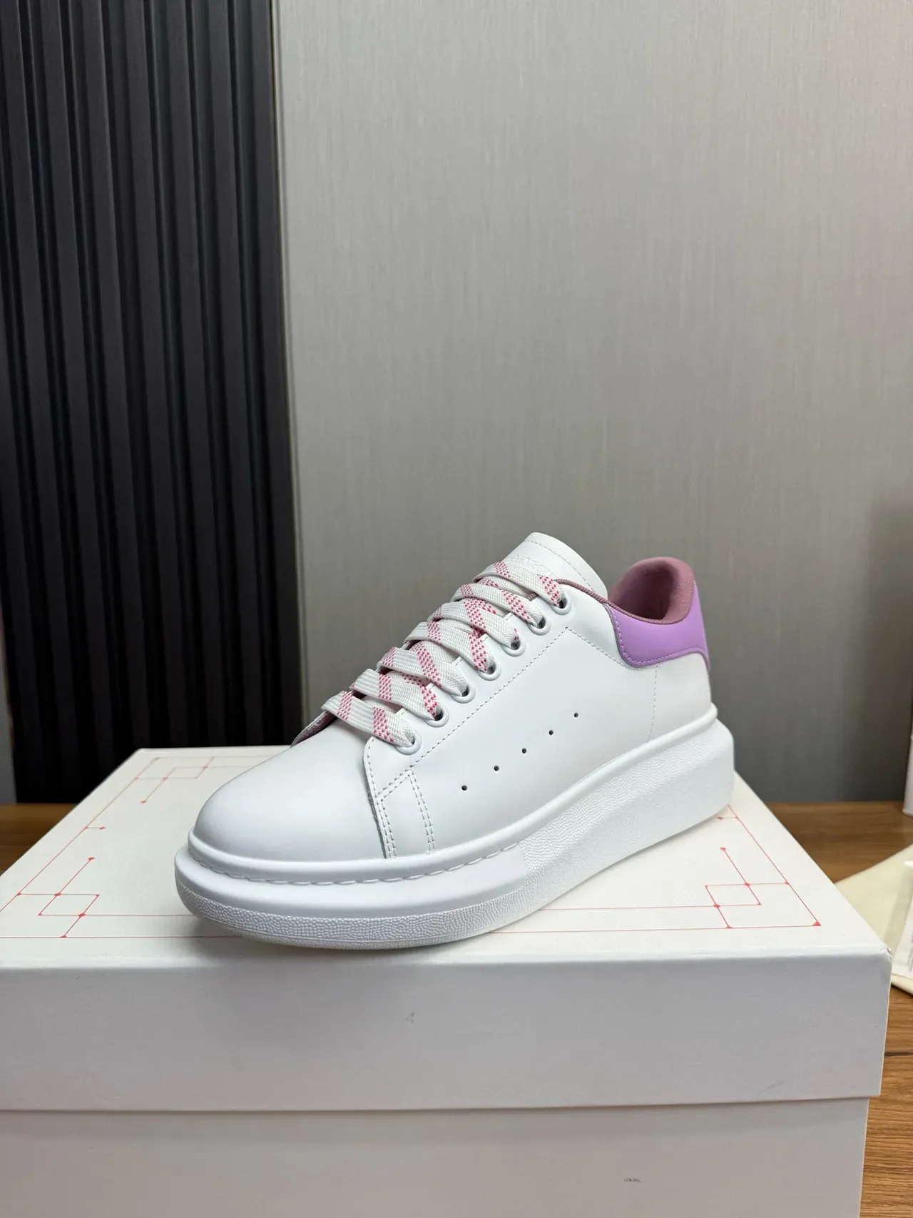 Alexander McQueen حذاء رياضي oversized أبيض وأرجواني نمط حياة 2