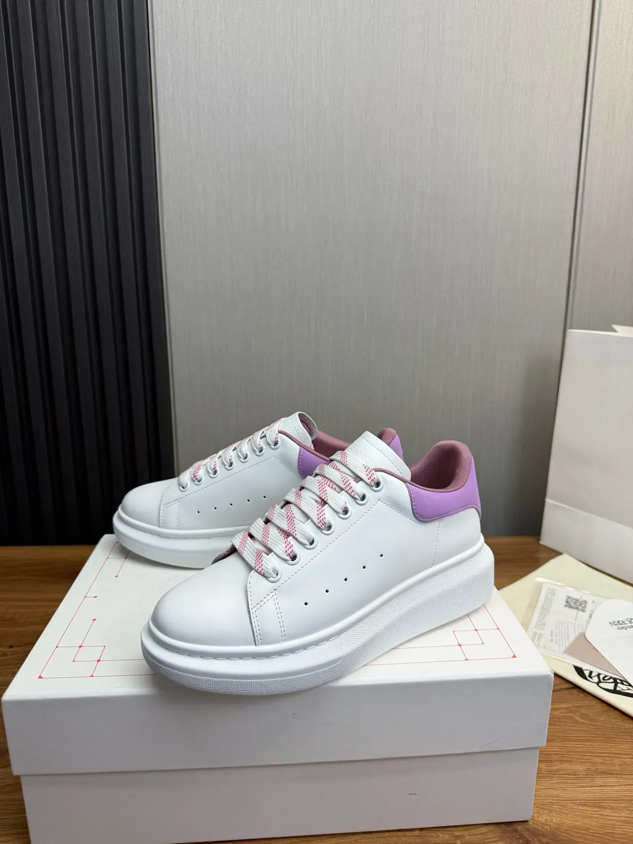 Alexander McQueen حذاء رياضي oversized أبيض وأرجواني نمط حياة 4