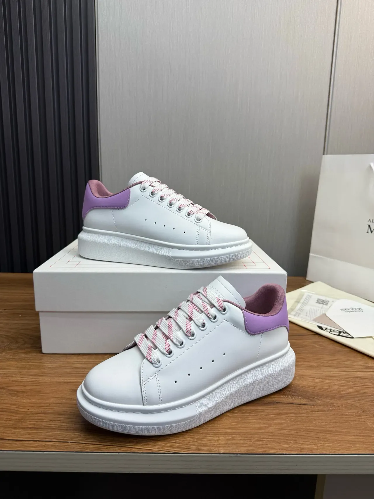 Alexander McQueen حذاء رياضي oversized أبيض وأرجواني نمط حياة 5