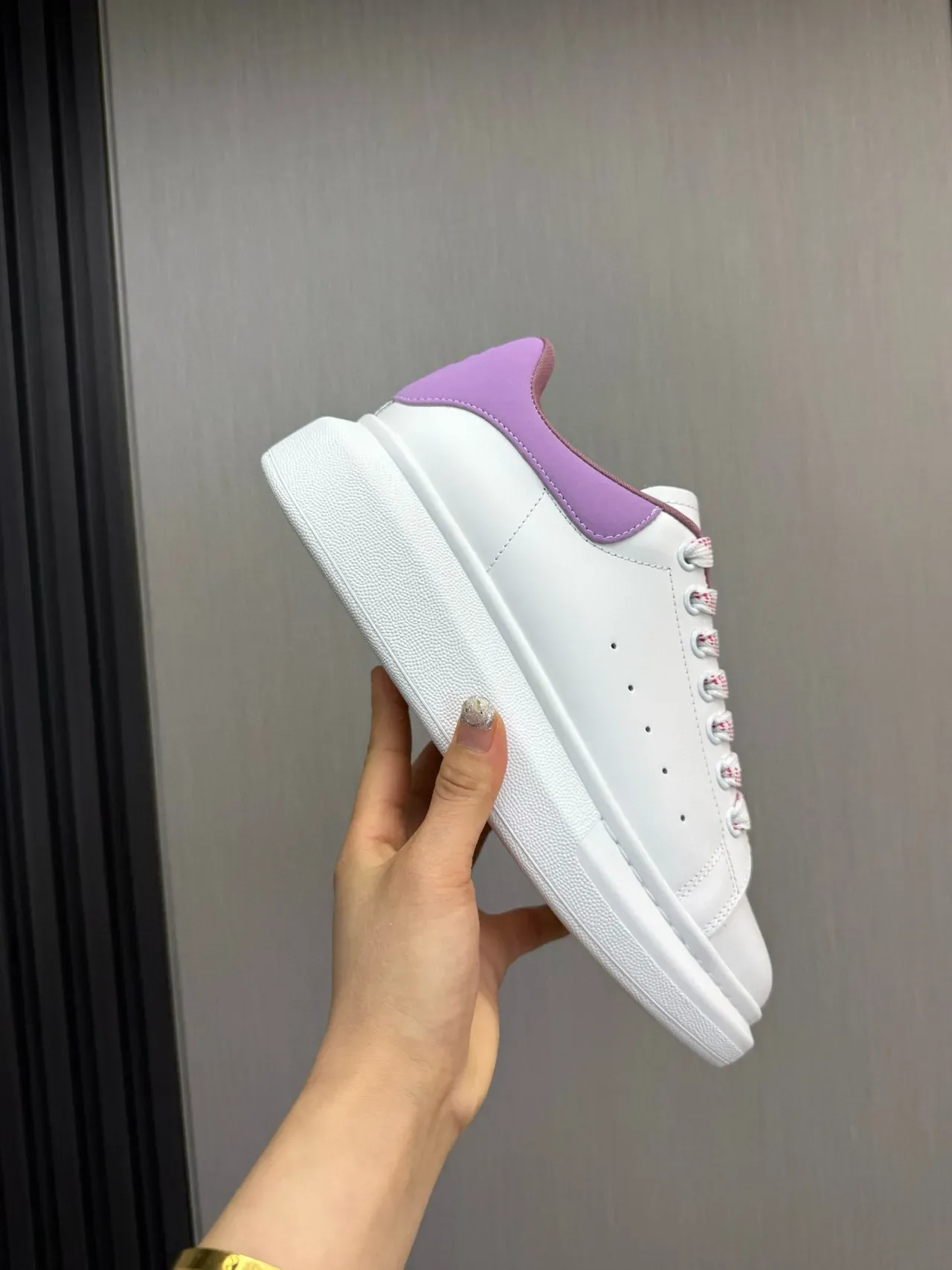 Alexander McQueen حذاء رياضي oversized أبيض وأرجواني نمط حياة 7