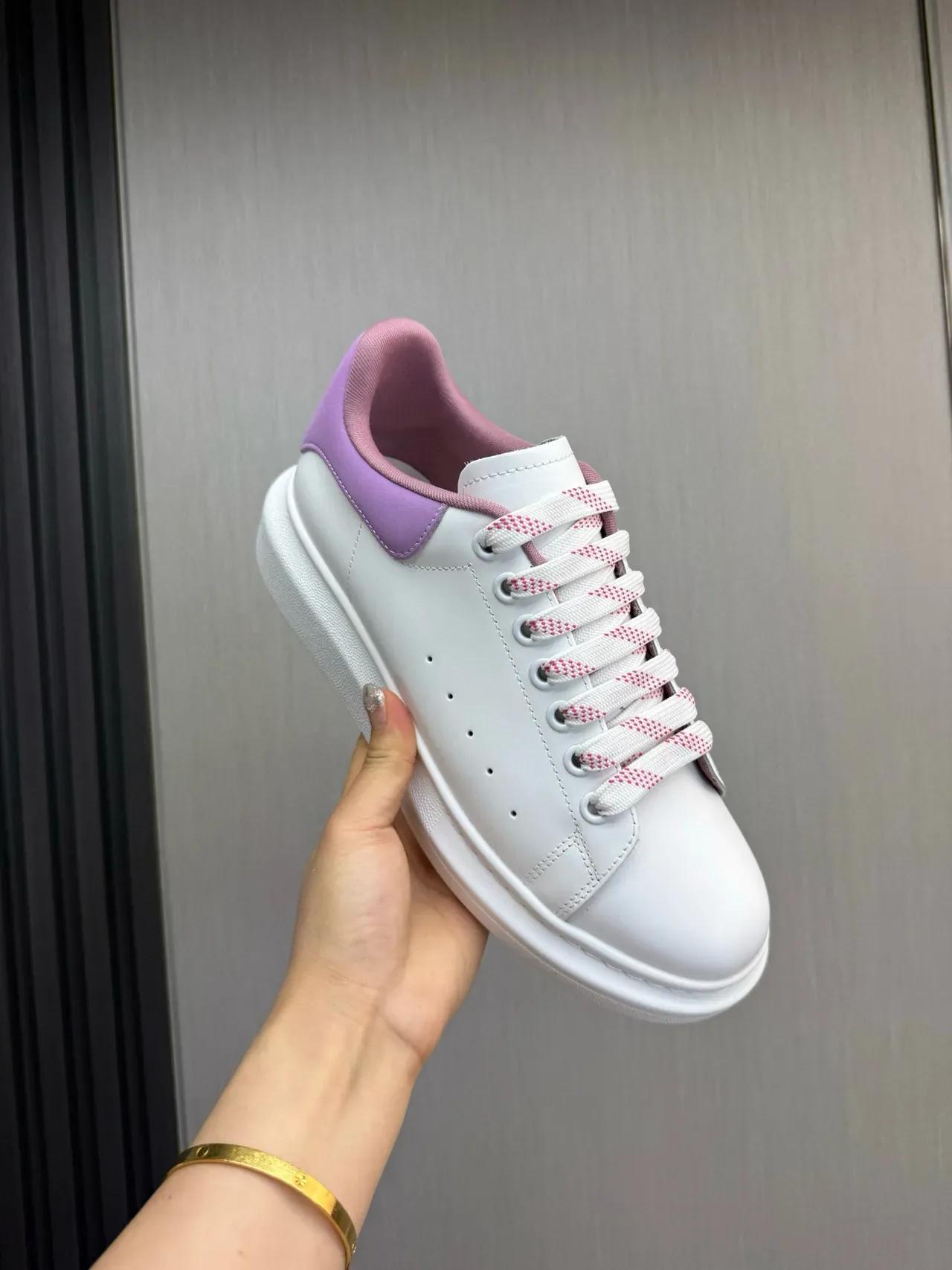 Alexander McQueen حذاء رياضي oversized أبيض وأرجواني نمط حياة 8