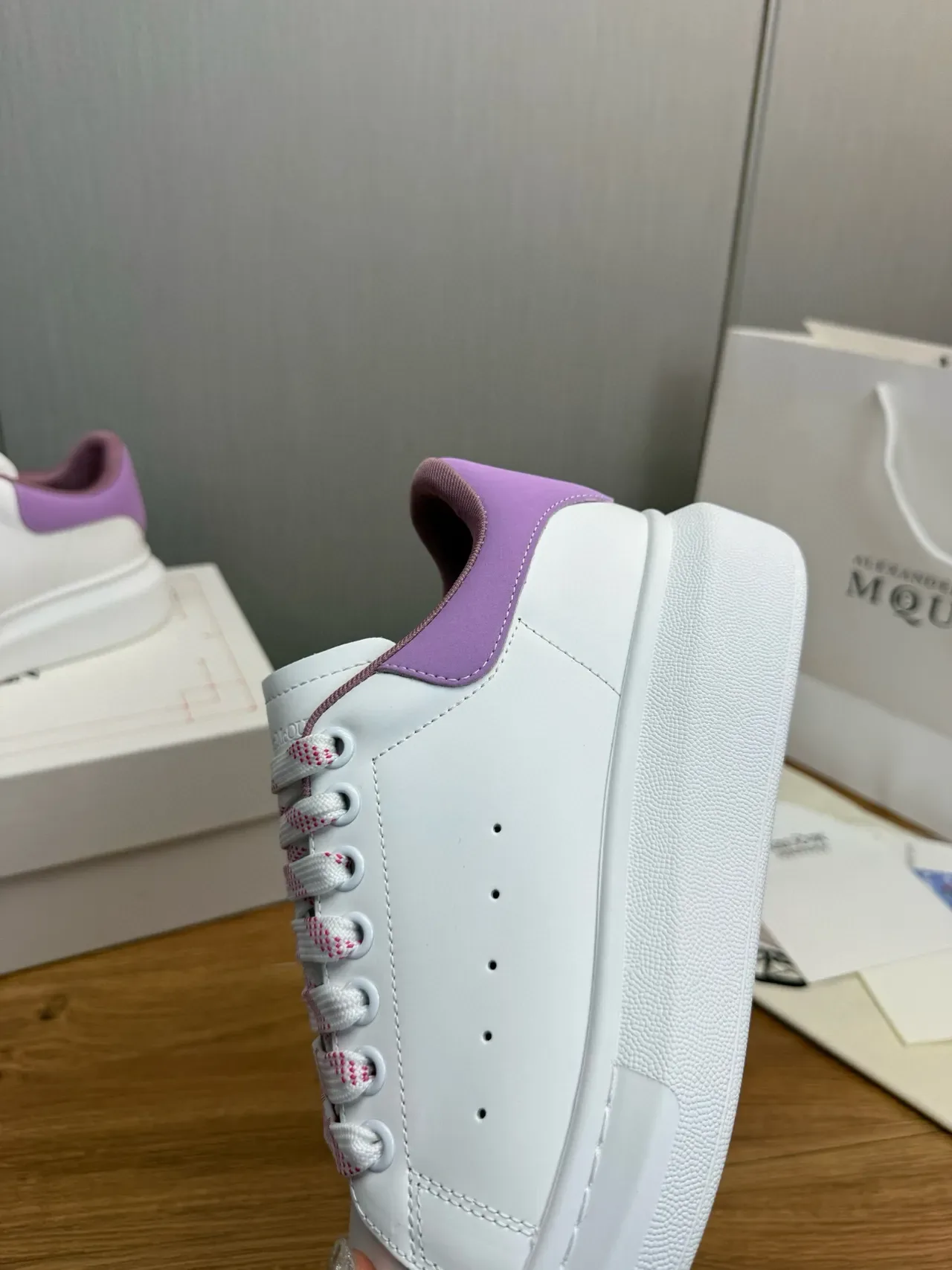 Alexander McQueen حذاء رياضي oversized أبيض وأرجواني نمط حياة 9