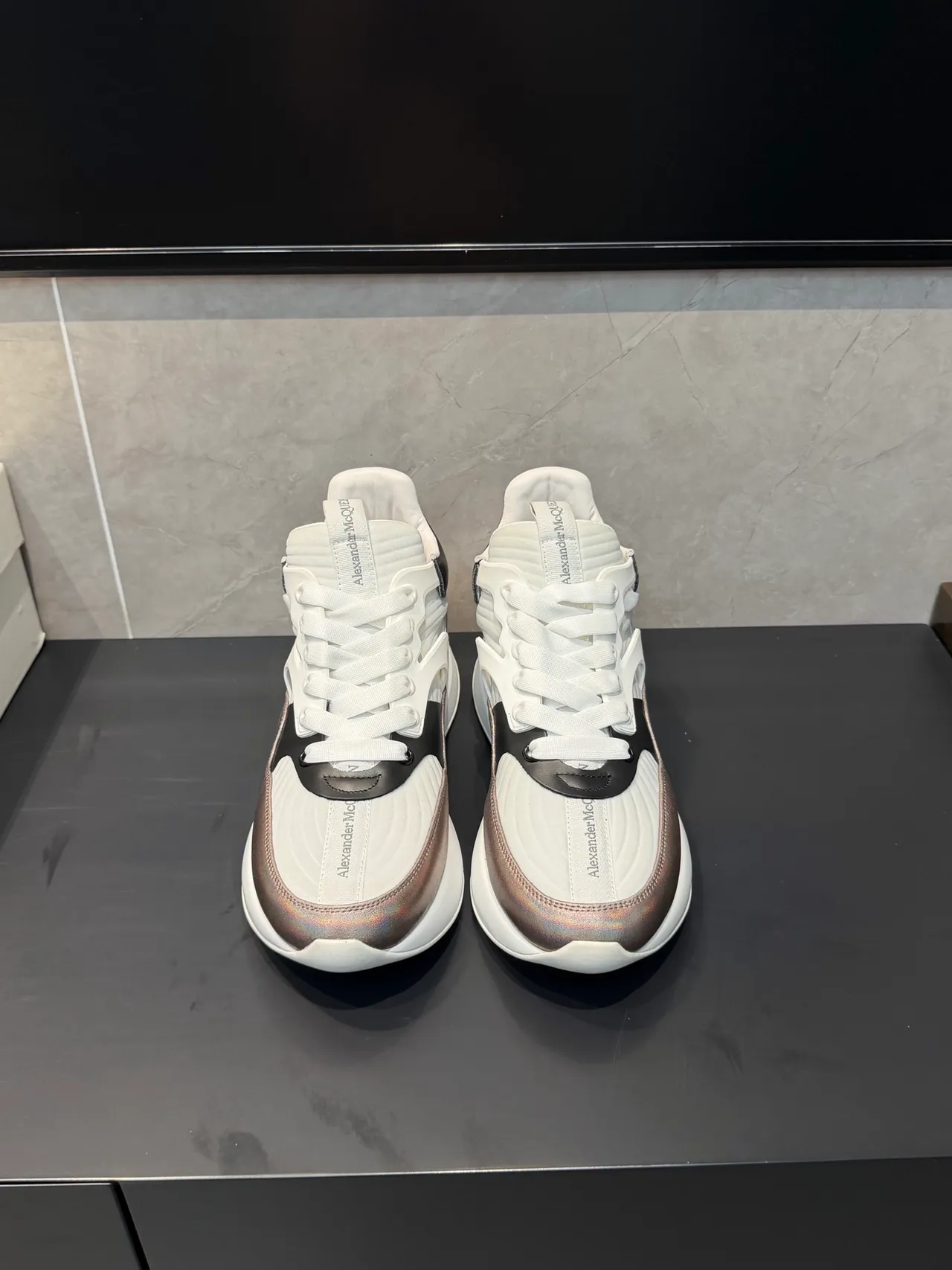 Alexander McQueen ওভারসাইজড স্নিকার সাদা কালো ইরিডেসেন্ট চংকি স্নিকার 3
