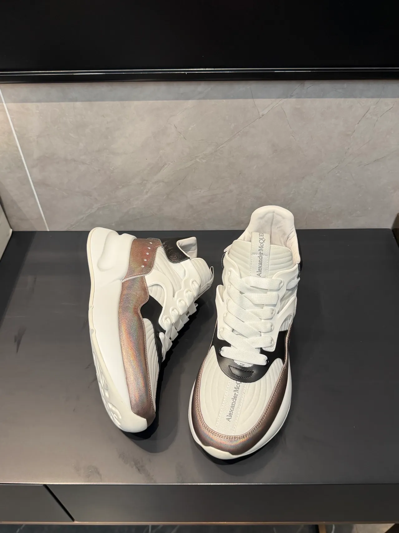 Alexander McQueen ওভারসাইজড স্নিকার সাদা কালো ইরিডেসেন্ট চংকি স্নিকার 5