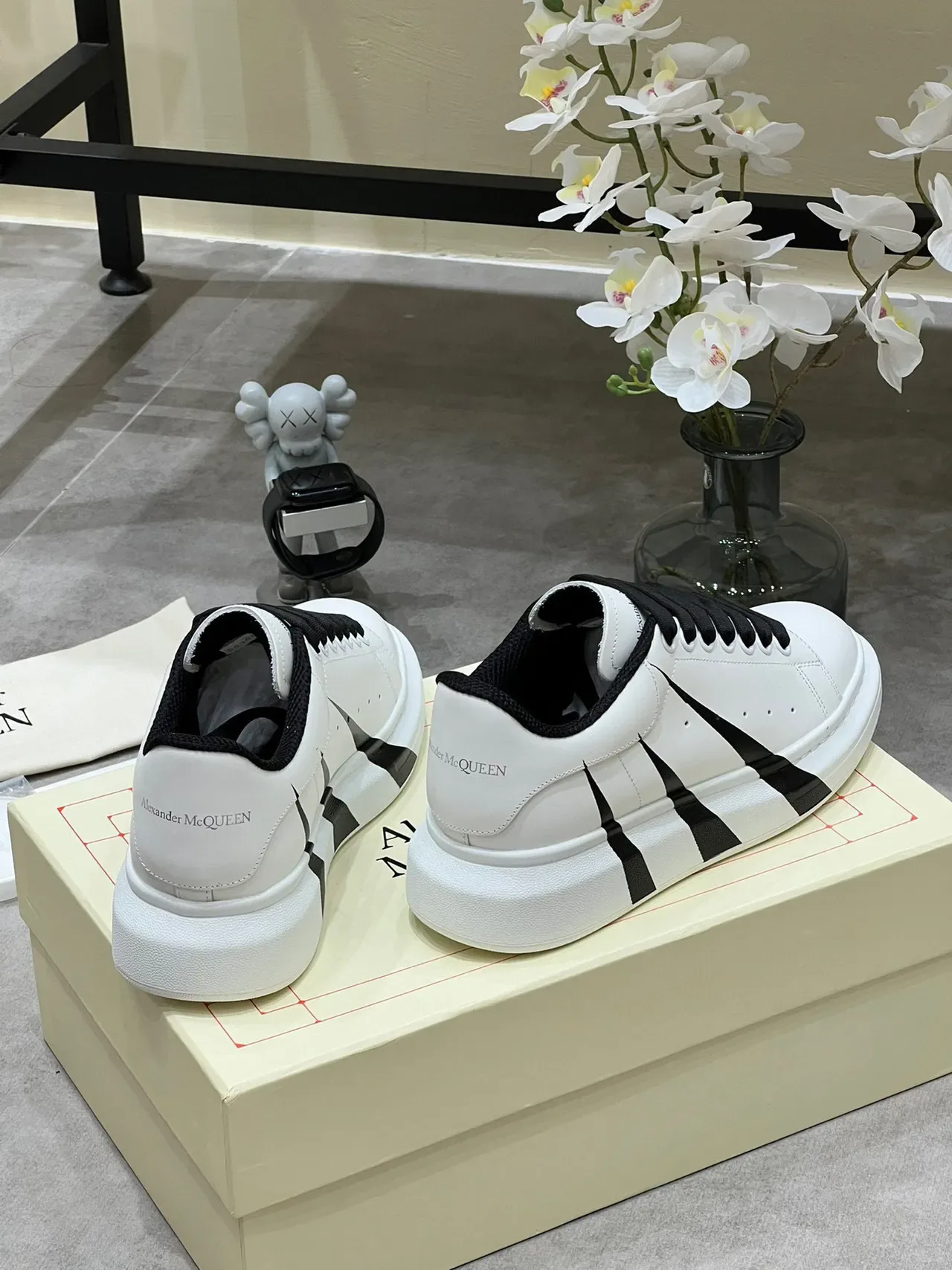 Alexander McQueen Sneakers Lifestyle Oversized Blanc et Noir Cuir Supérieur Silhouette 2