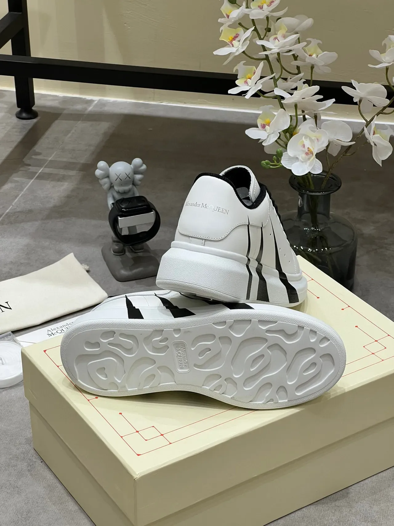 Alexander McQueen Sneakers Lifestyle Oversized Blanc et Noir Cuir Supérieur Silhouette 3