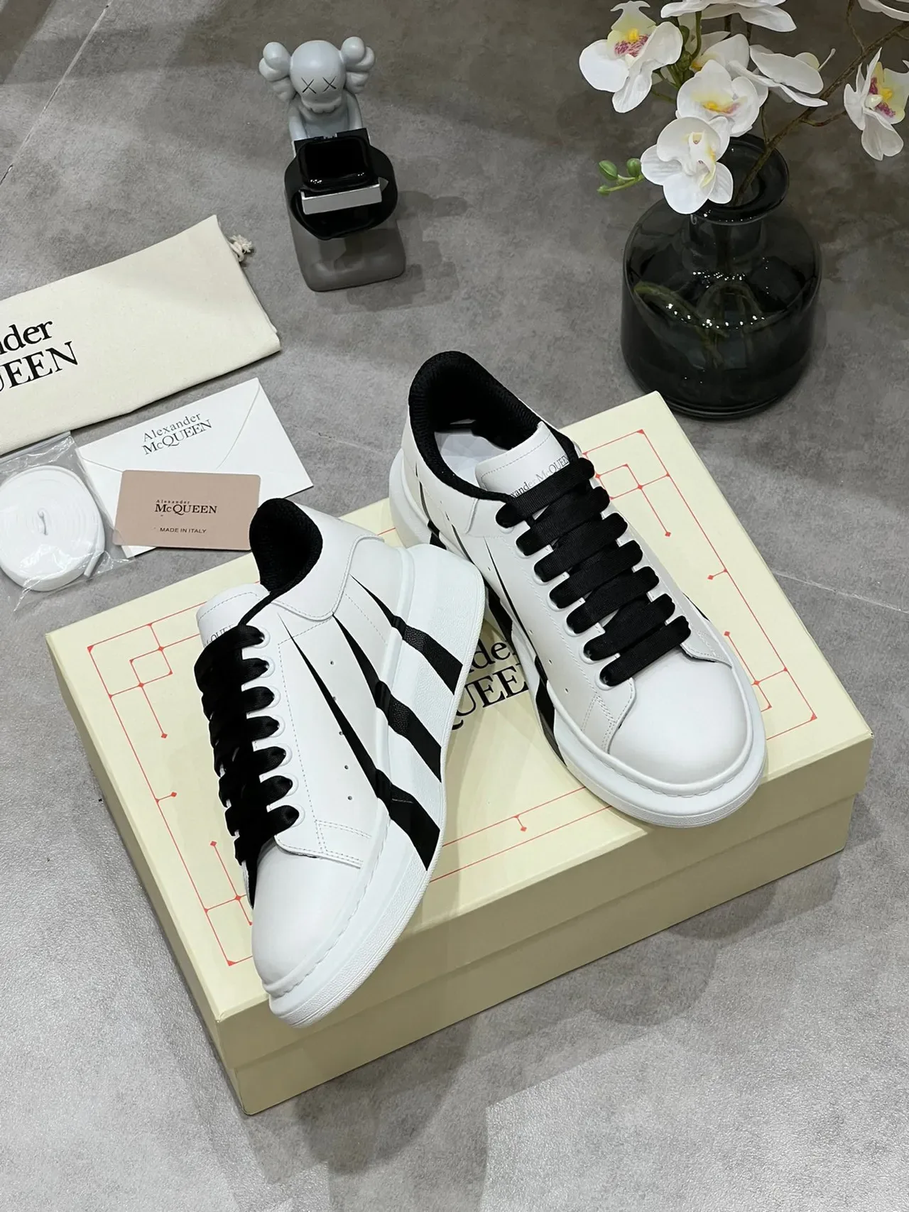 Alexander McQueen Sneakers Lifestyle Oversized Blanc et Noir Cuir Supérieur Silhouette 4