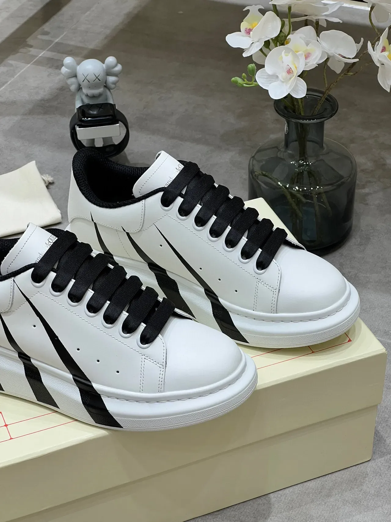 Alexander McQueen Sneakers Lifestyle Oversized Blanc et Noir Cuir Supérieur Silhouette 5