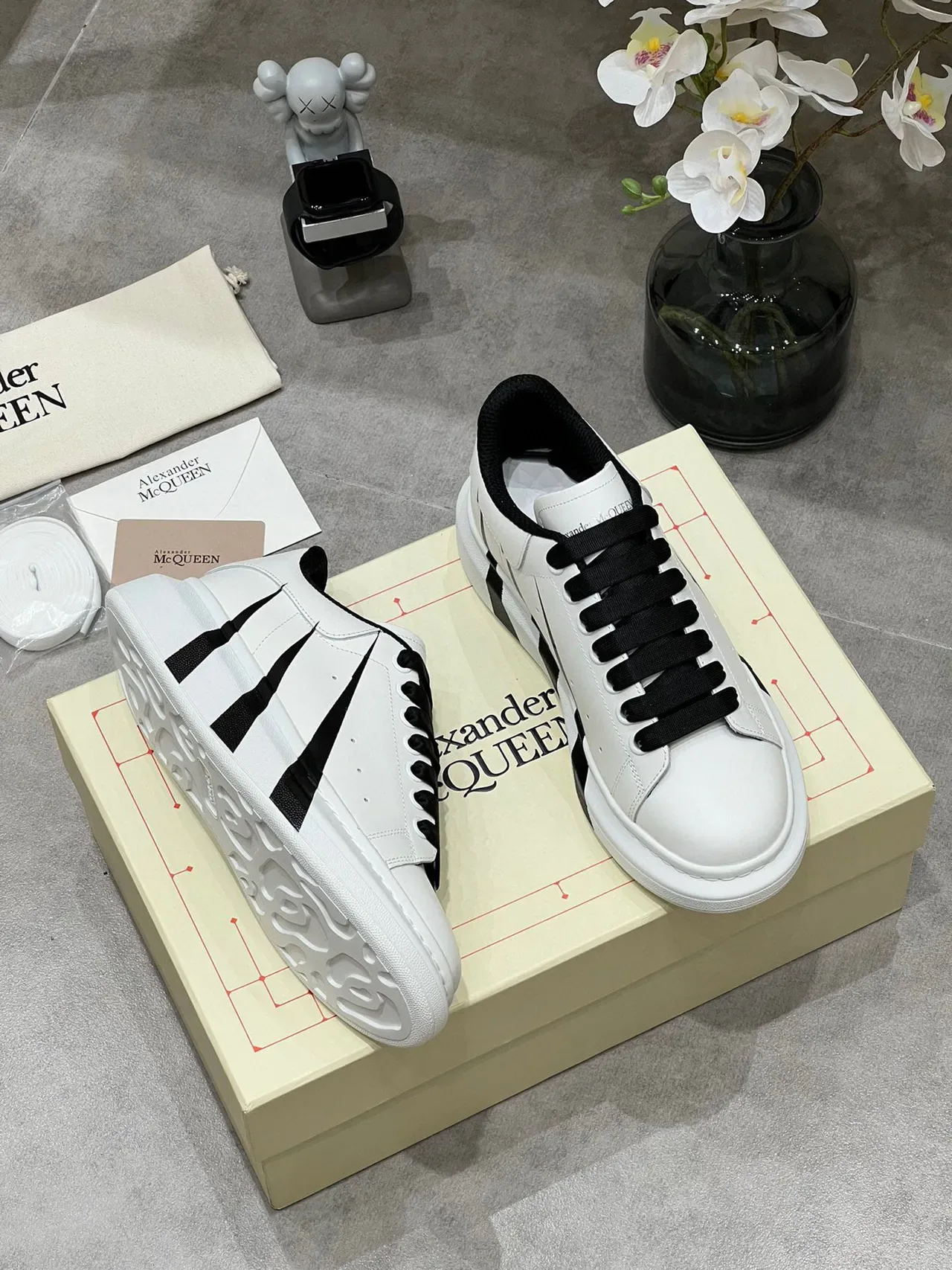 Alexander McQueen Sneakers Lifestyle Oversized Blanc et Noir Cuir Supérieur Silhouette 6