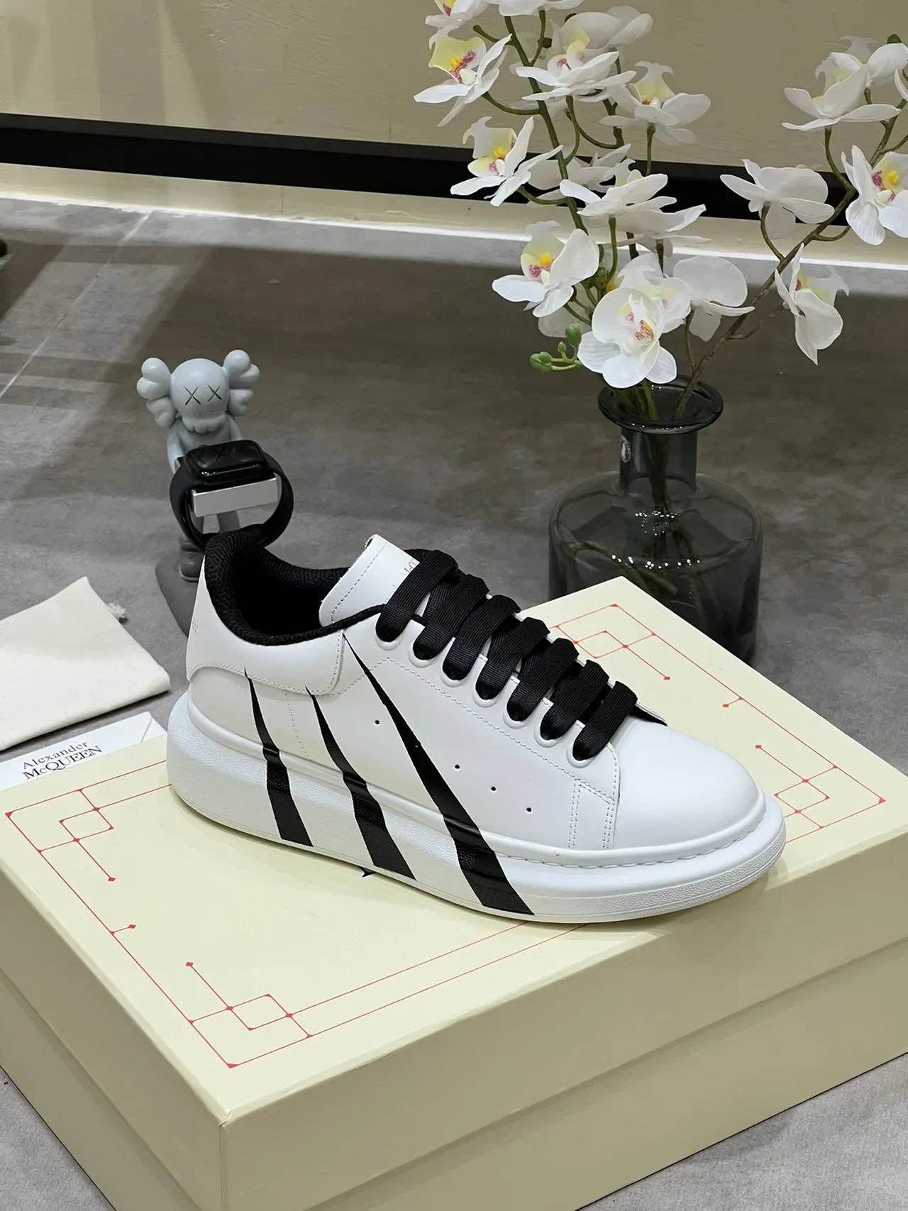Alexander McQueen Sneakers Lifestyle Oversized Blanc et Noir Cuir Supérieur Silhouette 7