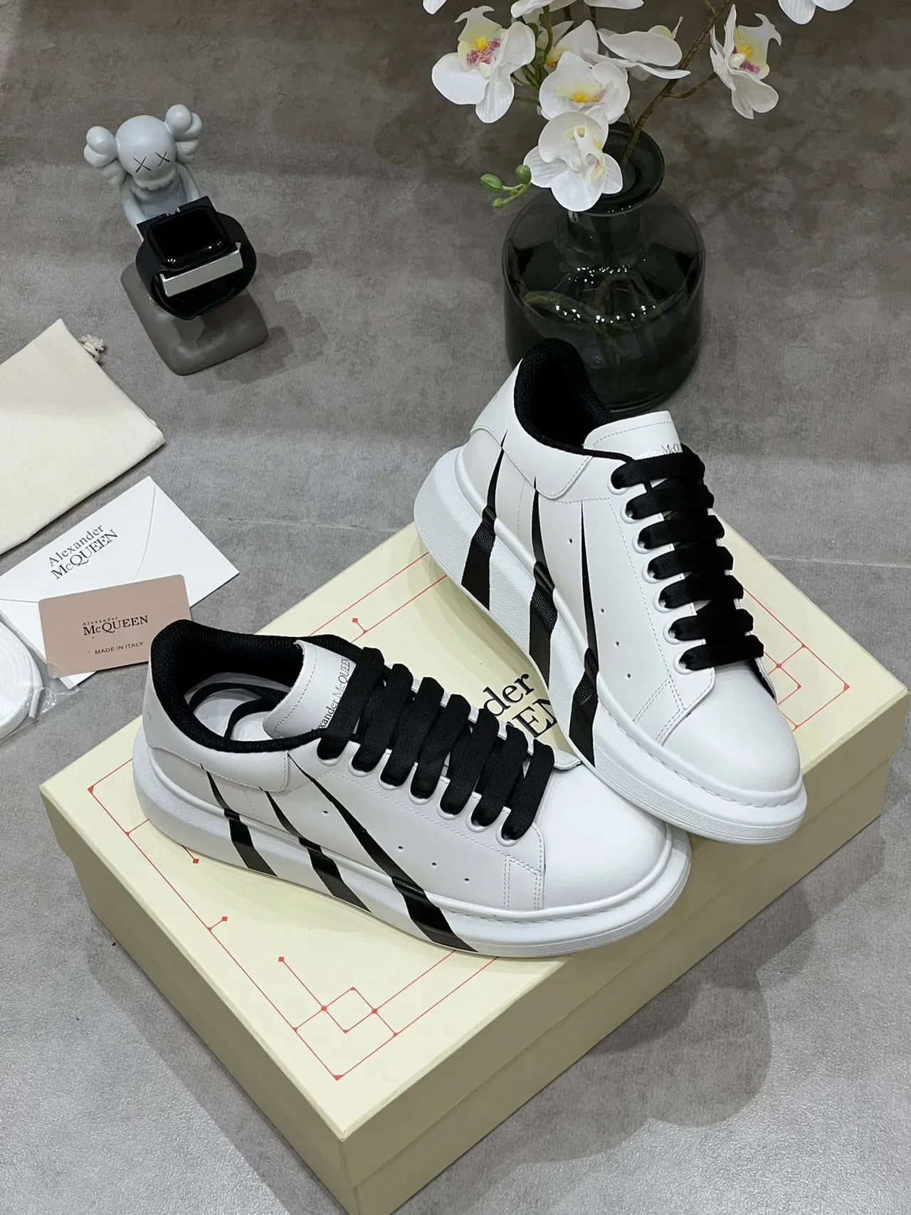 Alexander McQueen Sneakers Lifestyle Oversized Blanc et Noir Cuir Supérieur Silhouette 8