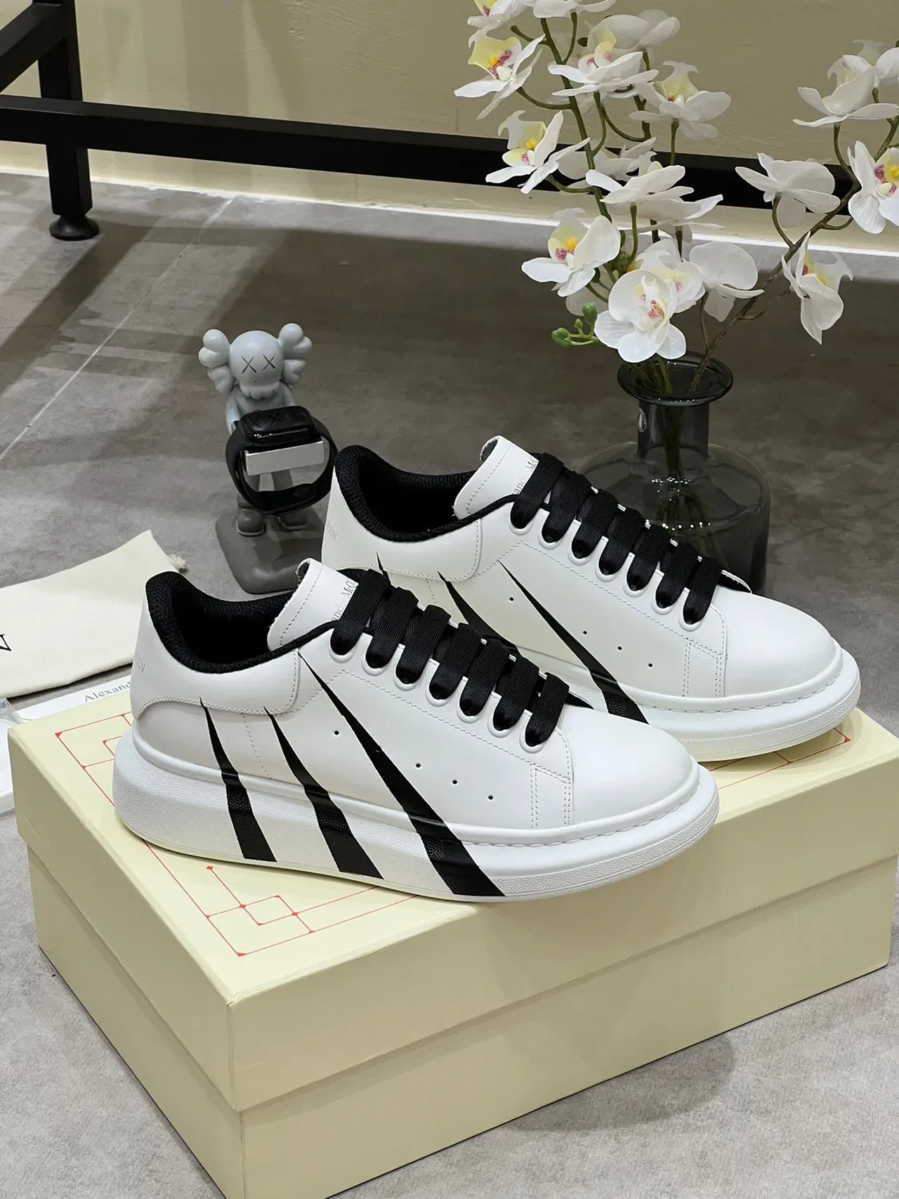 Alexander McQueen Sneakers Lifestyle Oversized Blanc et Noir Cuir Supérieur Silhouette 9