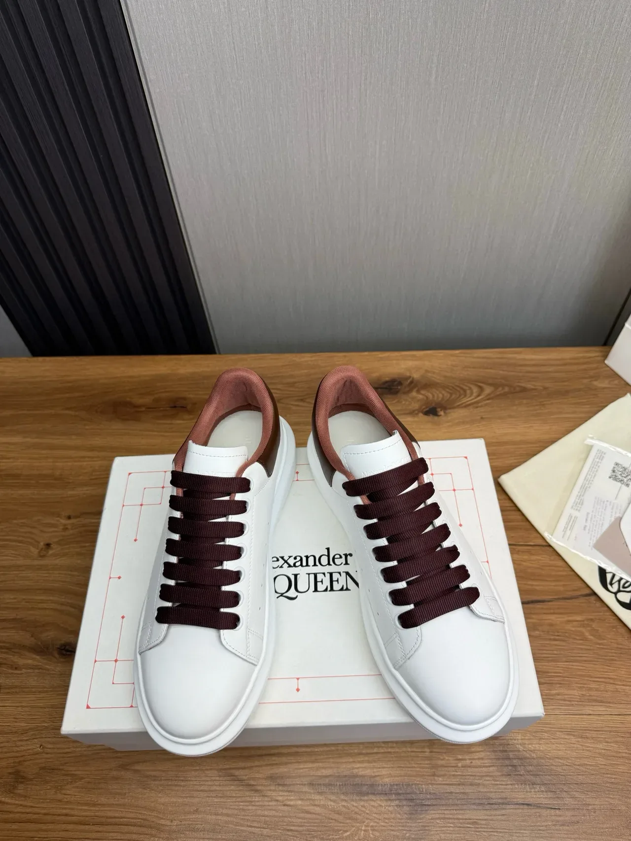 Alexander McQueen oversized sneaker 白色棕色骷髅跟生活方式运动鞋 2
