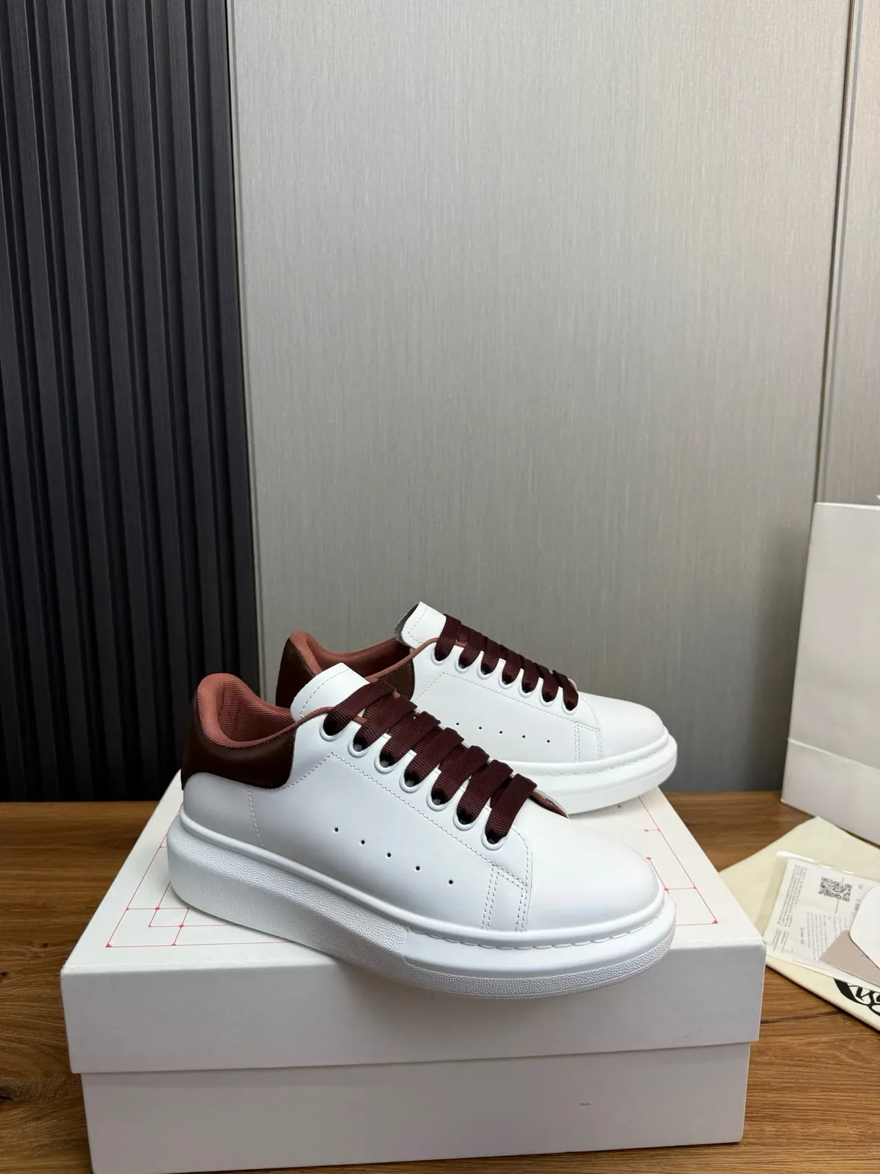 Alexander McQueen oversized sneaker 白色棕色骷髅跟生活方式运动鞋 3