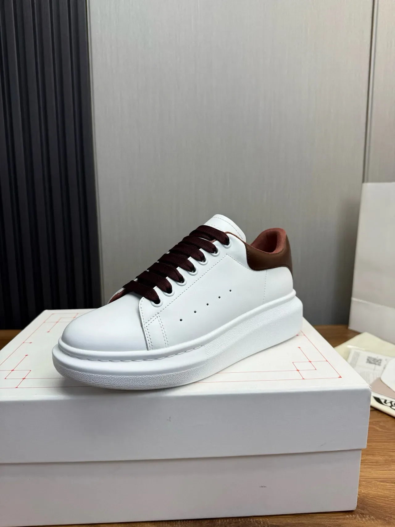 Alexander McQueen oversized sneaker 白色棕色骷髅跟生活方式运动鞋 4