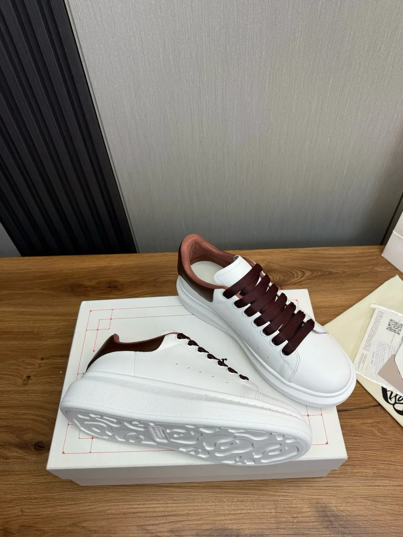 Alexander McQueen oversized sneaker 白色棕色骷髅跟生活方式运动鞋 5