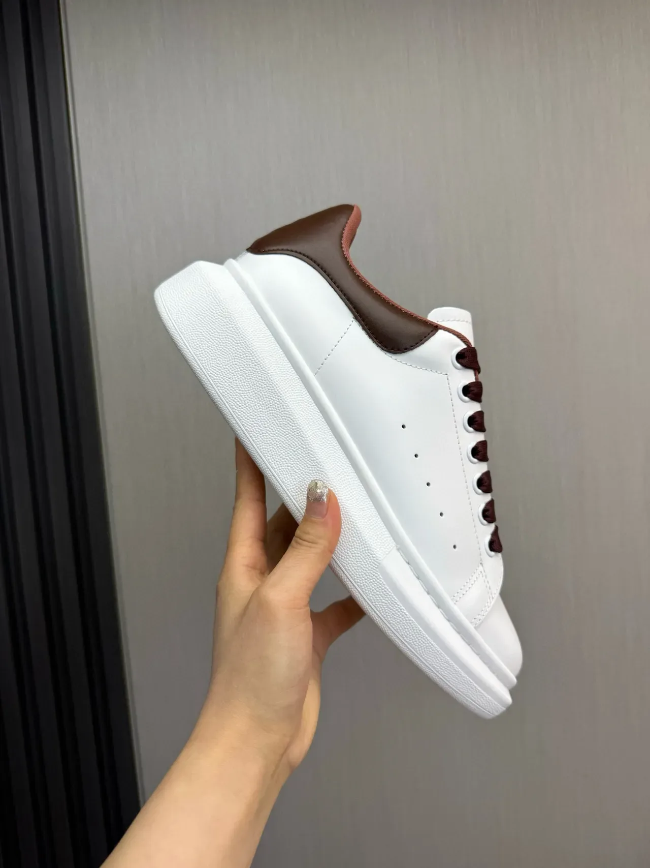 Alexander McQueen oversized sneaker 白色棕色骷髅跟生活方式运动鞋 6