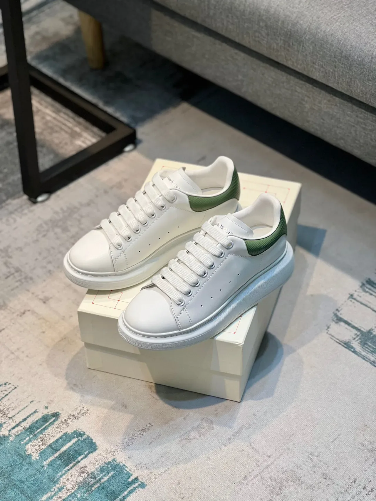Alexander McQueen أبيض أخضر منصة جلد ناعم نمط حياة حذاء رياضي Oversized 7