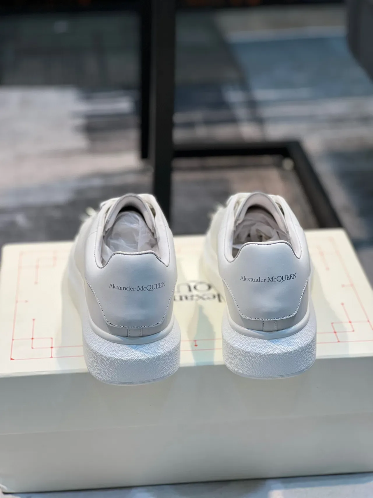 Alexander McQueen Sneakers Oversized Blanches à Studded Toe Lifestyle 2