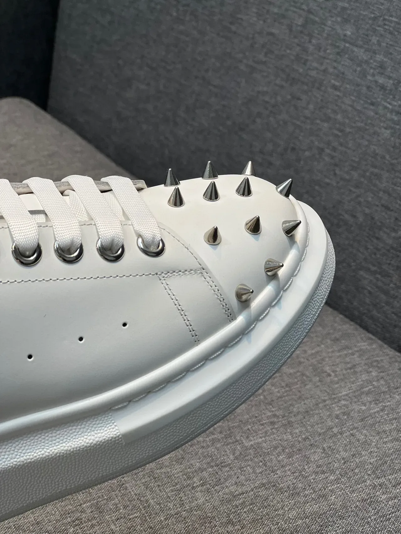 Alexander McQueen Sneakers Oversized Blanches à Studded Toe Lifestyle 3