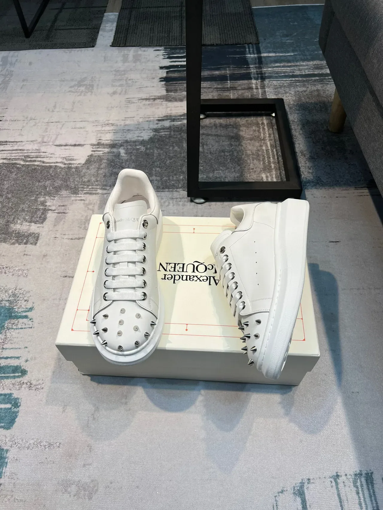 Alexander McQueen Sneakers Oversized Blanches à Studded Toe Lifestyle 4