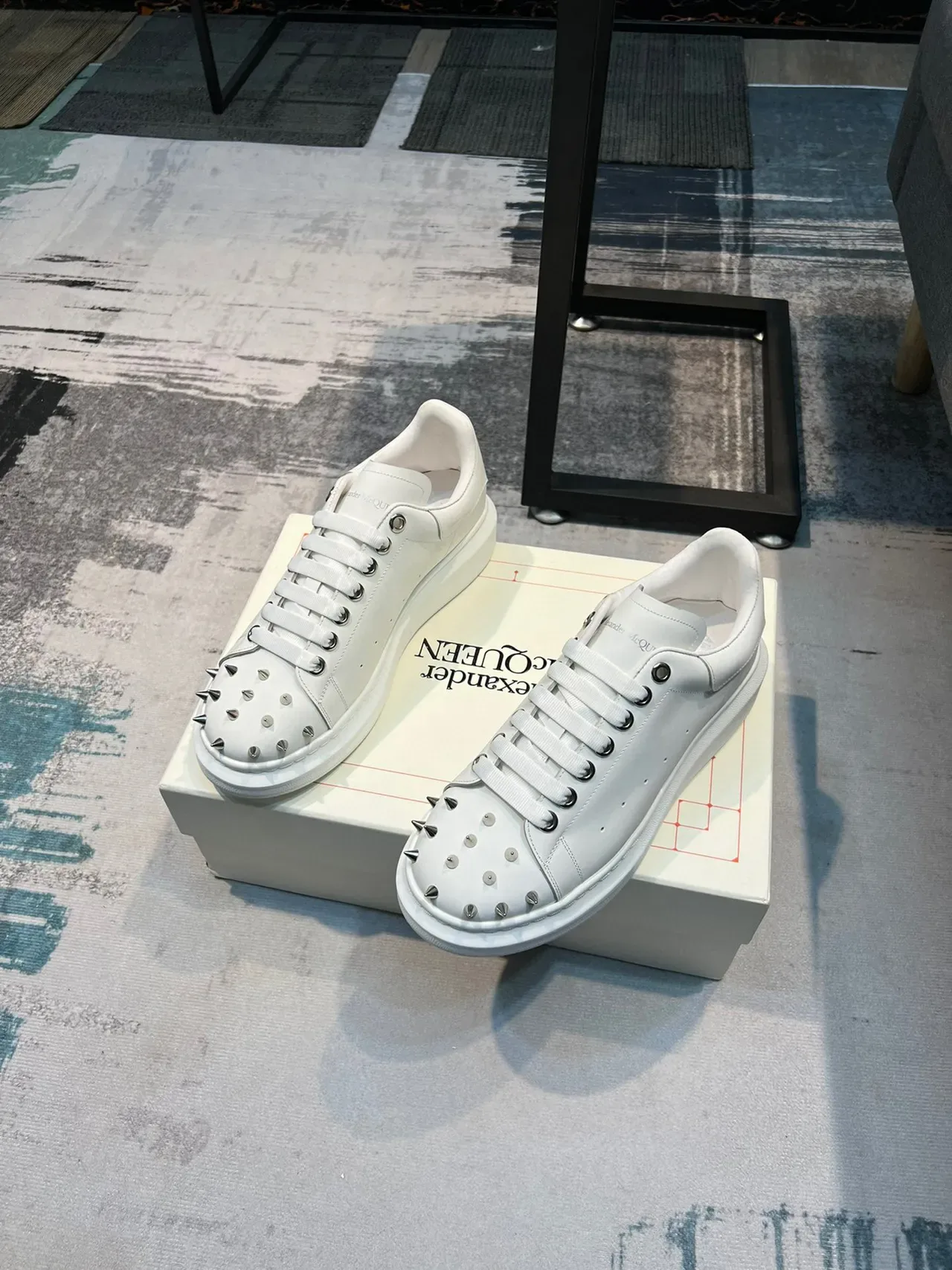 Alexander McQueen Sneakers Oversized Blanches à Studded Toe Lifestyle 5
