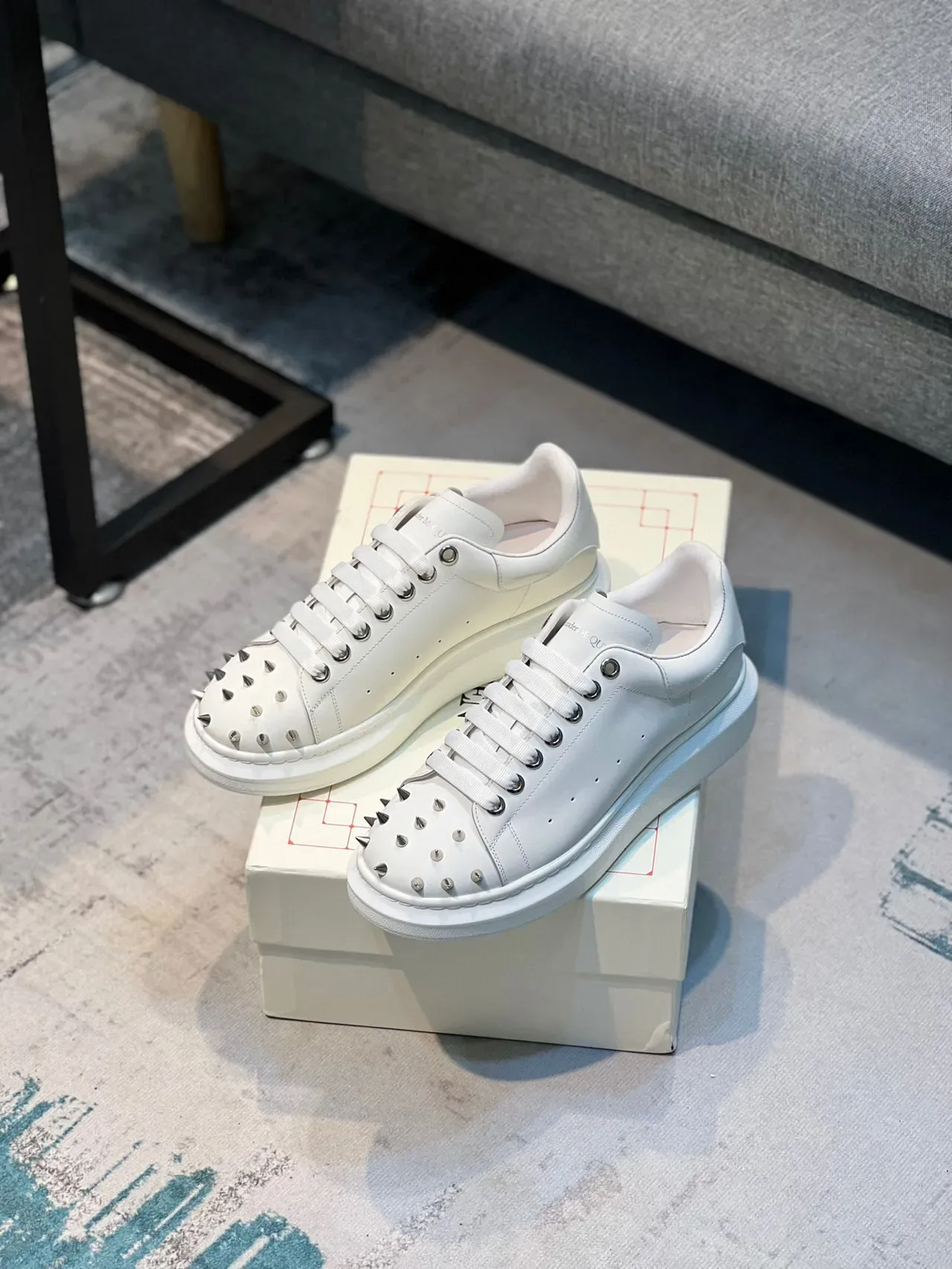 Alexander McQueen Sneakers Oversized Blanches à Studded Toe Lifestyle 6