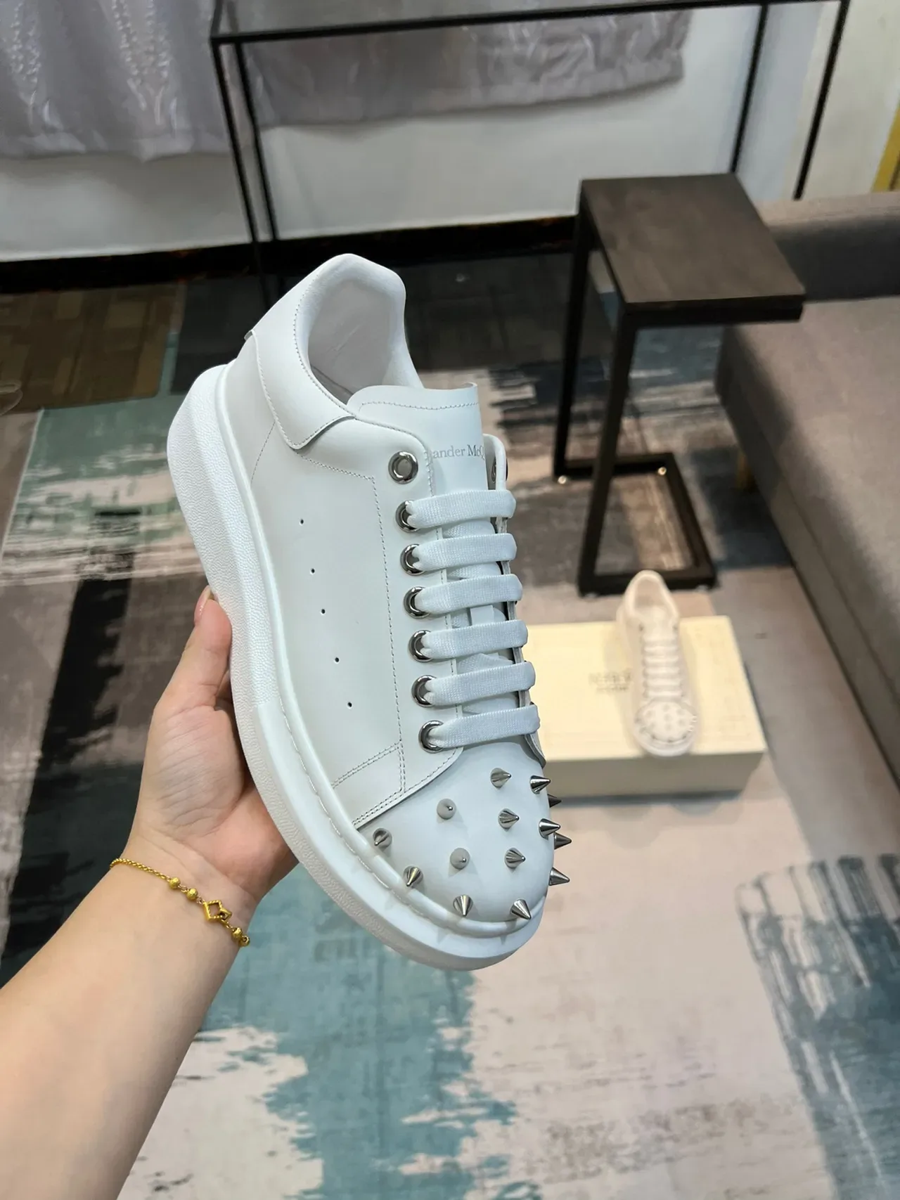Alexander McQueen Sneakers Oversized Blanches à Studded Toe Lifestyle 7