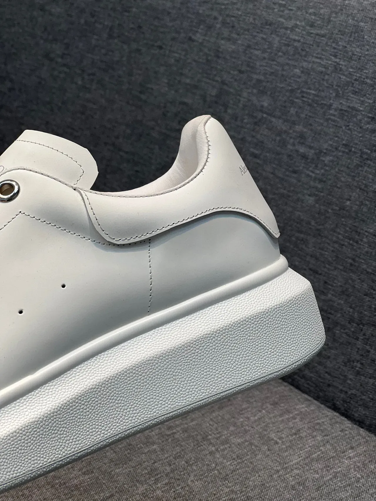 Alexander McQueen Sneakers Oversized Blanches à Studded Toe Lifestyle 8