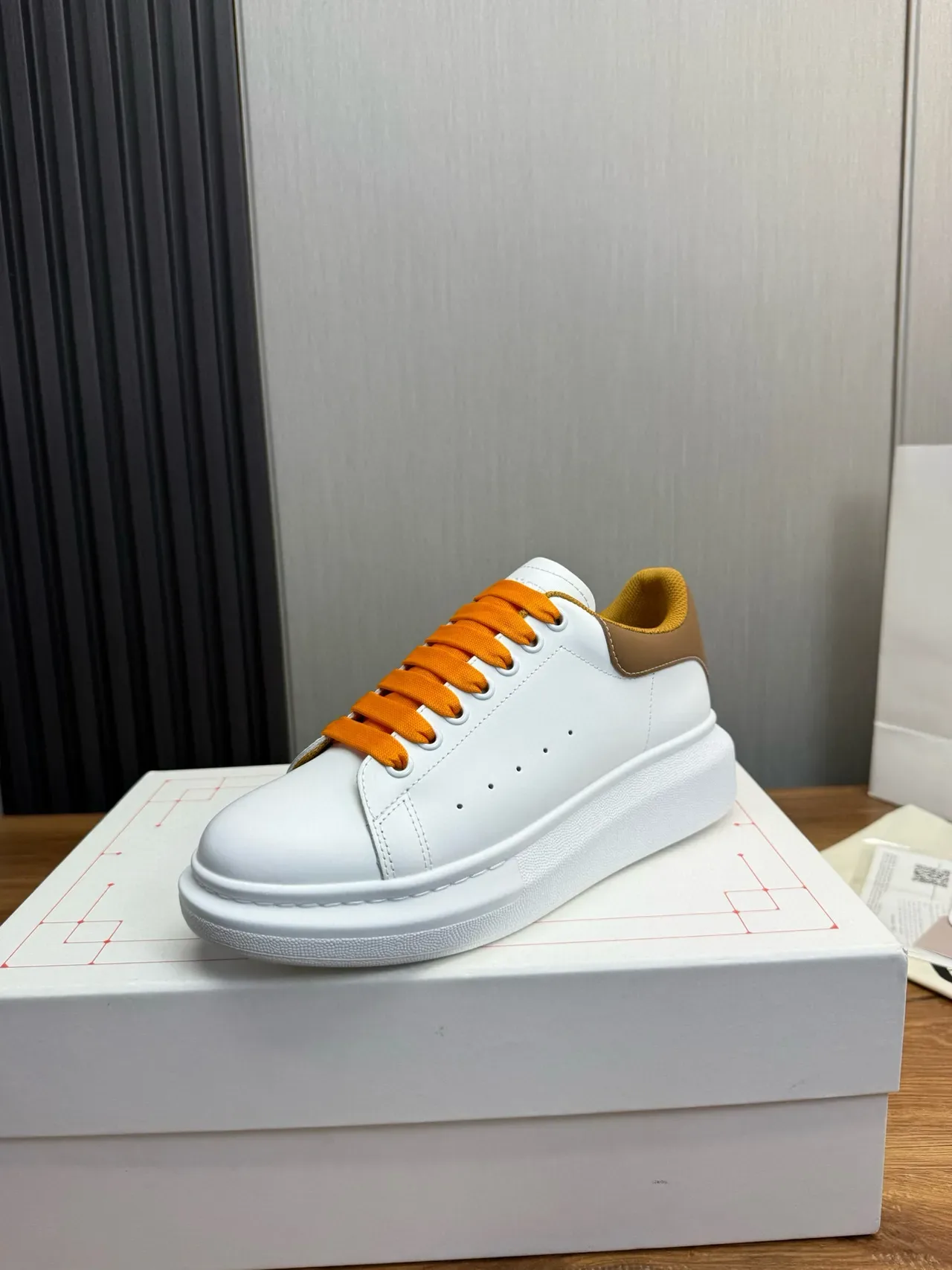 Alexander McQueen حذاء رياضي oversized أبيض بني فاتح برتقالي أحذية رياضية للأسلوب الحياة 2